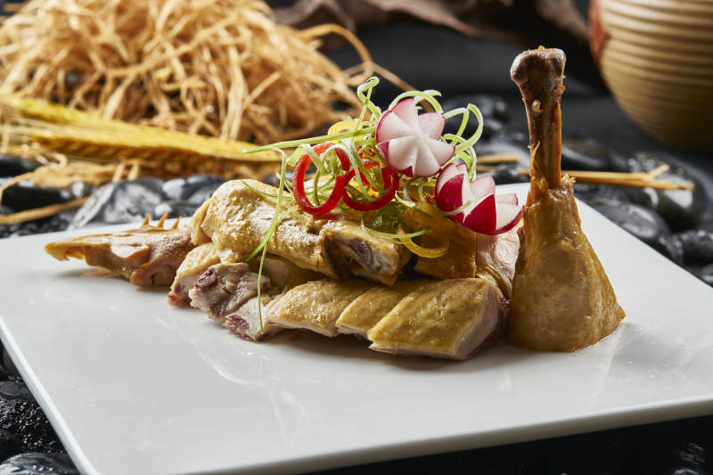 白色瓷盘装的美味白斩鸡图片