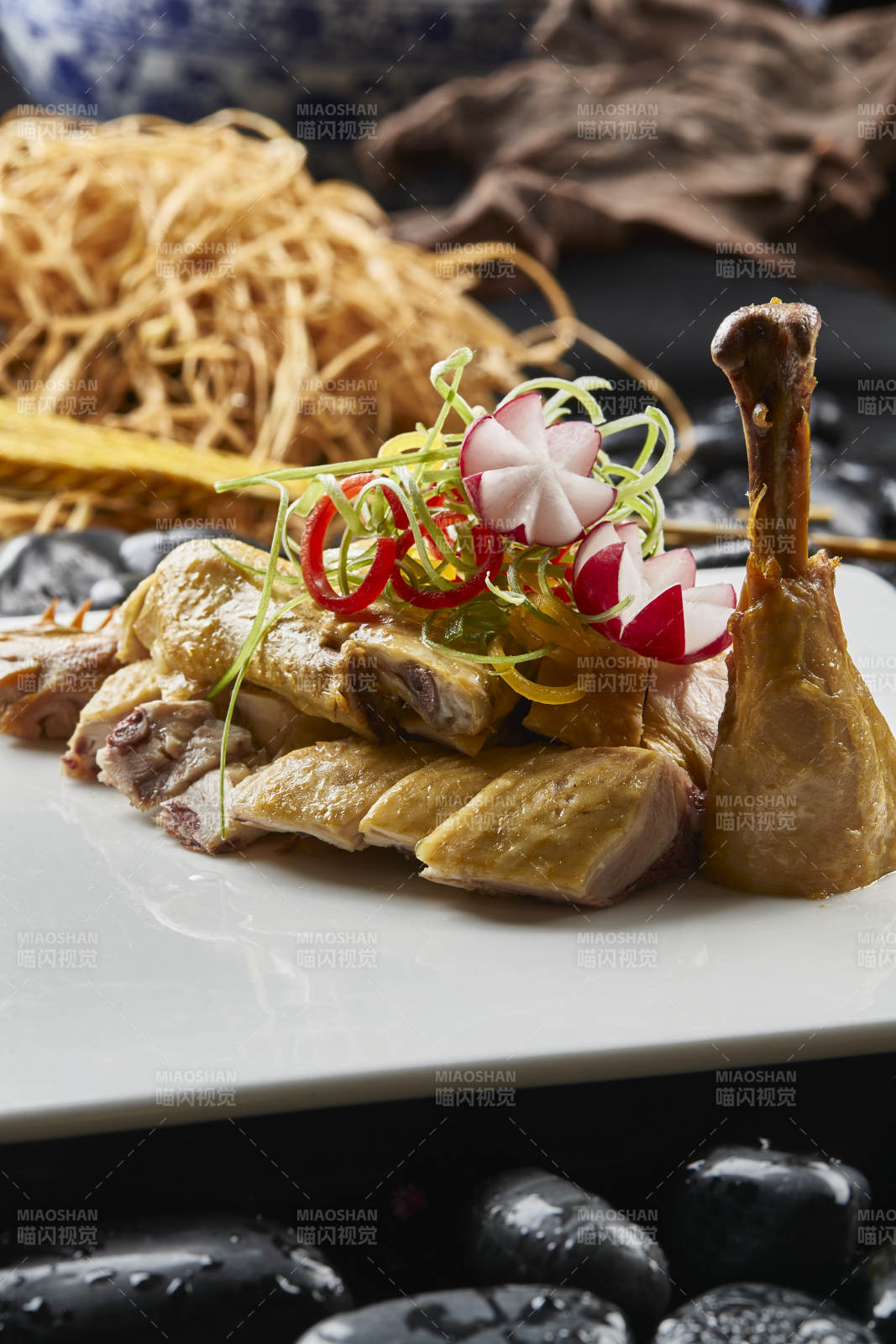 白色瓷盘装的美味白斩鸡图片