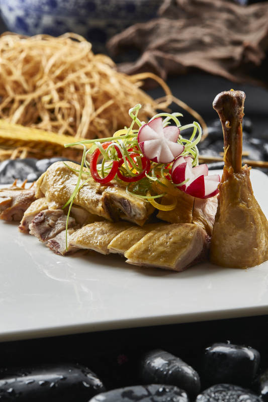 白色瓷盘装的美味白斩鸡图片