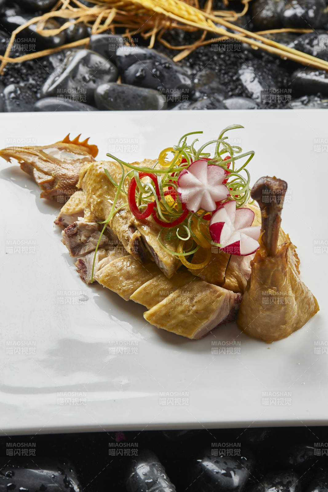 白色瓷盘装的美味白斩鸡图片