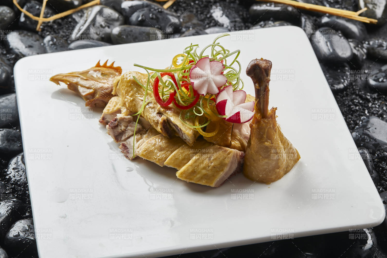 白色瓷盘装的美味白斩鸡图片