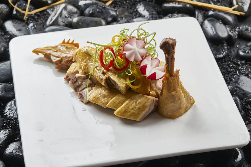 白色瓷盘装的美味白斩鸡图片