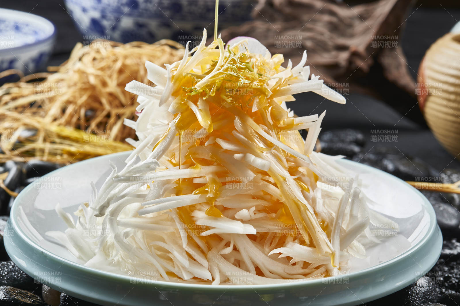 白色瓷盘装的浇汁马牙山药丝图片