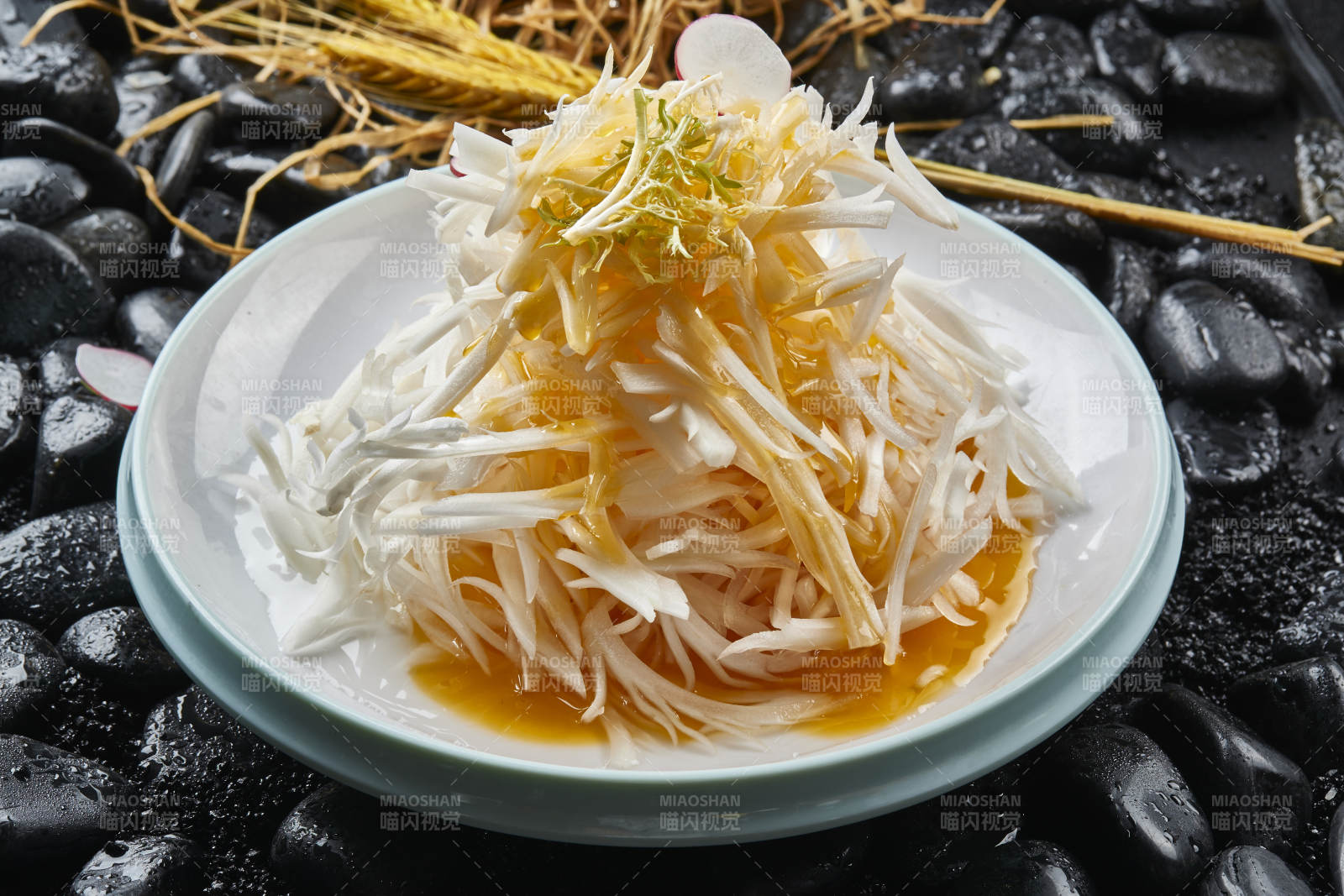 白色瓷盘装的浇汁马牙山药丝图片