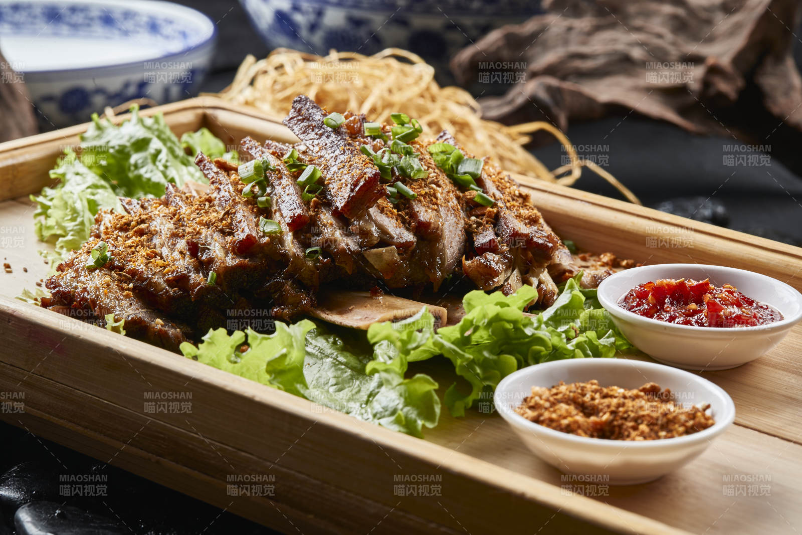 木质托盘装的蒙餐炭烤羊肋排图片