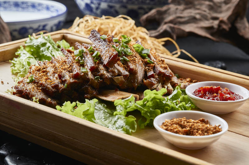 木质托盘装的蒙餐炭烤羊肋排图片