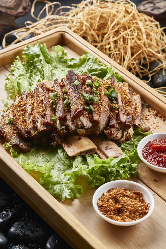 木质托盘装的蒙餐炭烤羊肋排图片