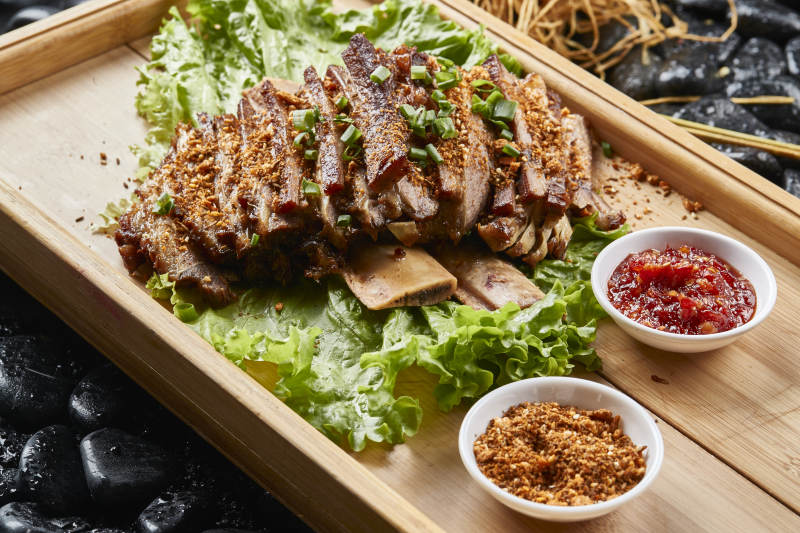木质托盘装的蒙餐炭烤羊肋排图片