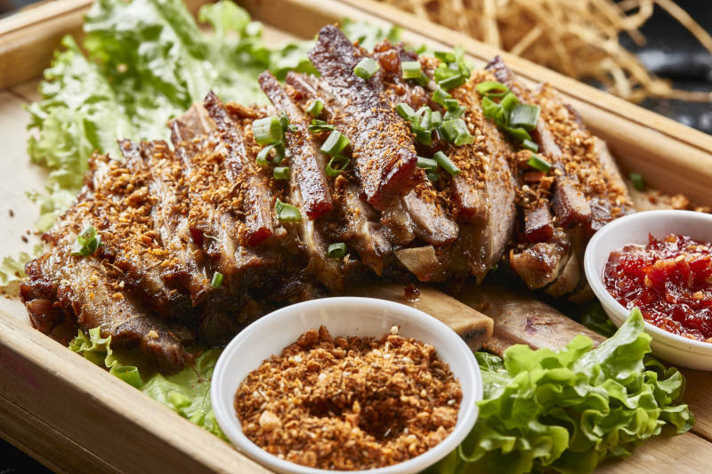 木质托盘装的蒙餐炭烤羊肋排图片