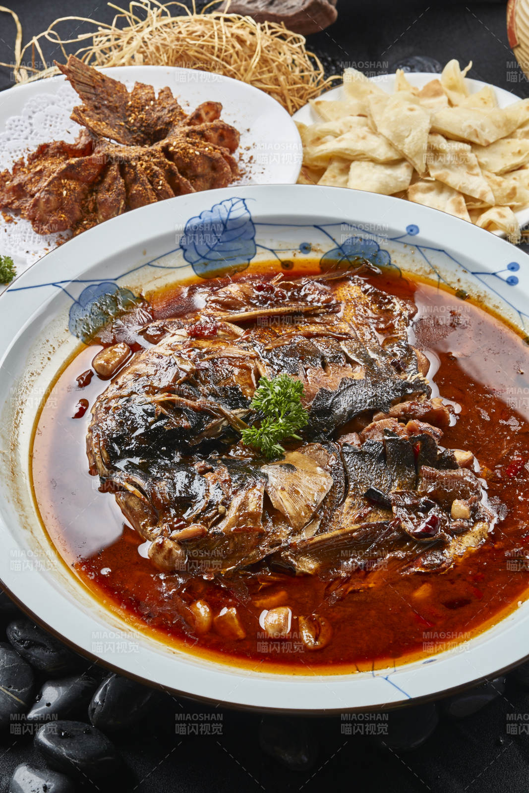家炖酱香大鱼头配泡饼香炸鱼尾图片