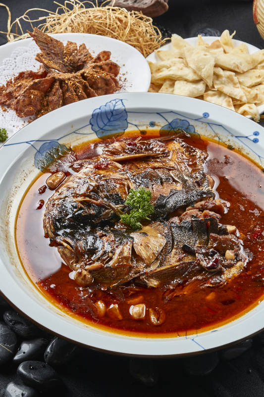 家炖酱香大鱼头配泡饼香炸鱼尾图片
