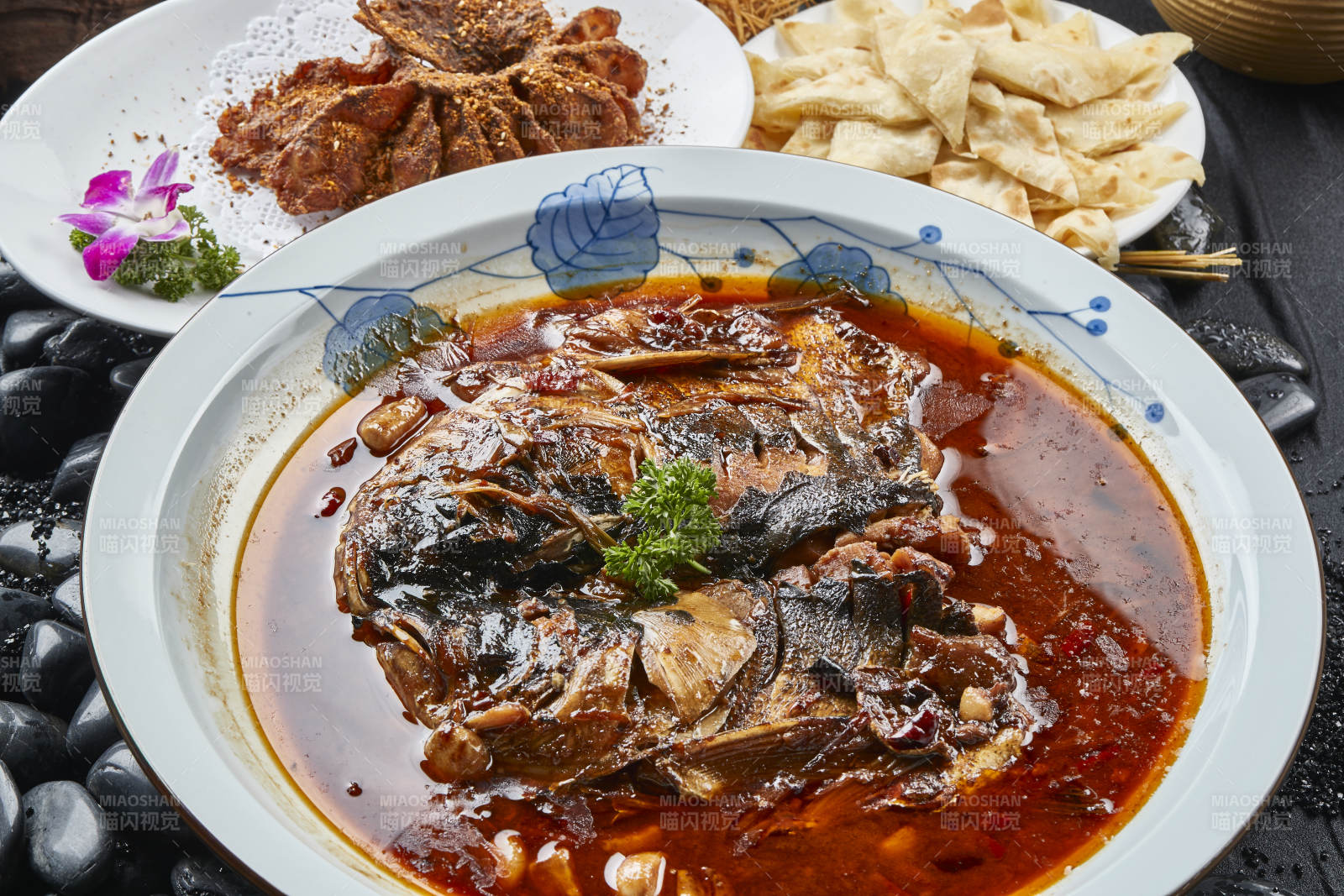 家炖酱香大鱼头配泡饼香炸鱼尾图片