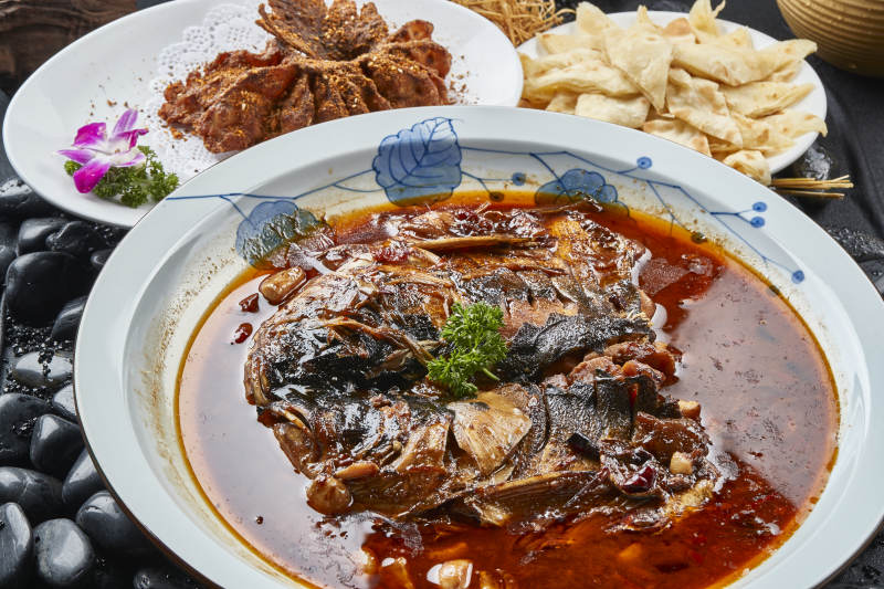 家炖酱香大鱼头配泡饼香炸鱼尾图片