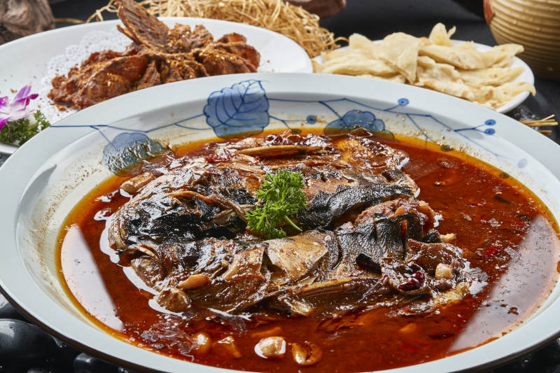 家炖酱香大鱼头配泡饼香炸鱼尾图片