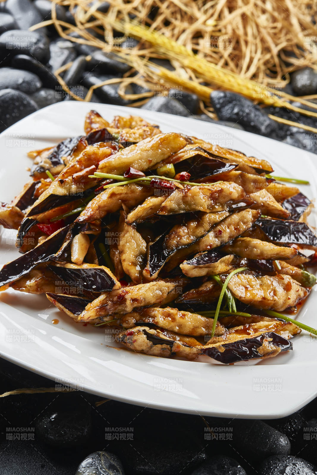 白色瓷盘装的香炸糖醋茄子块图片