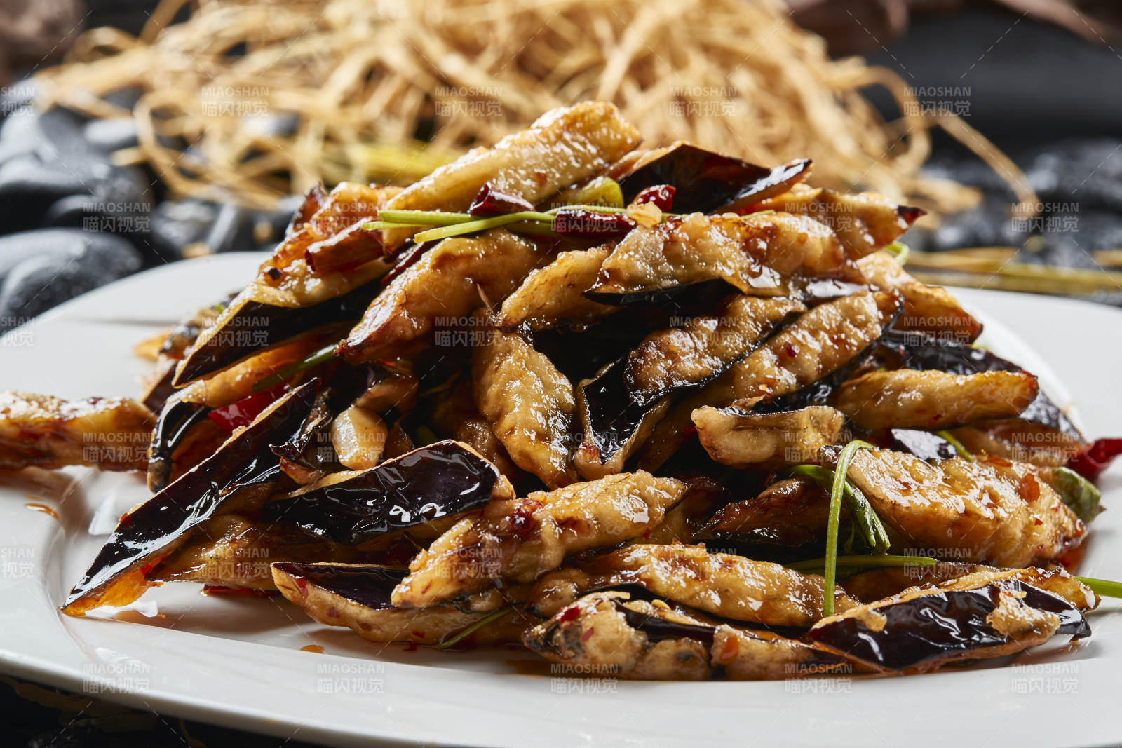 白色瓷盘装的香炸糖醋茄子块图片