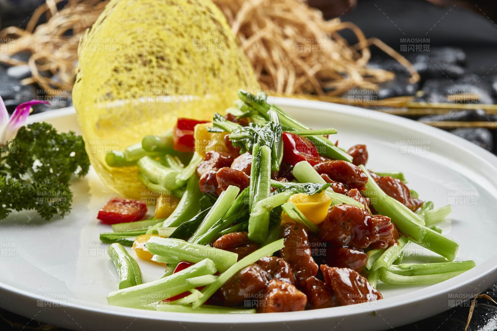 白色瓷盘装的黑胡椒菜心牛仔粒图片