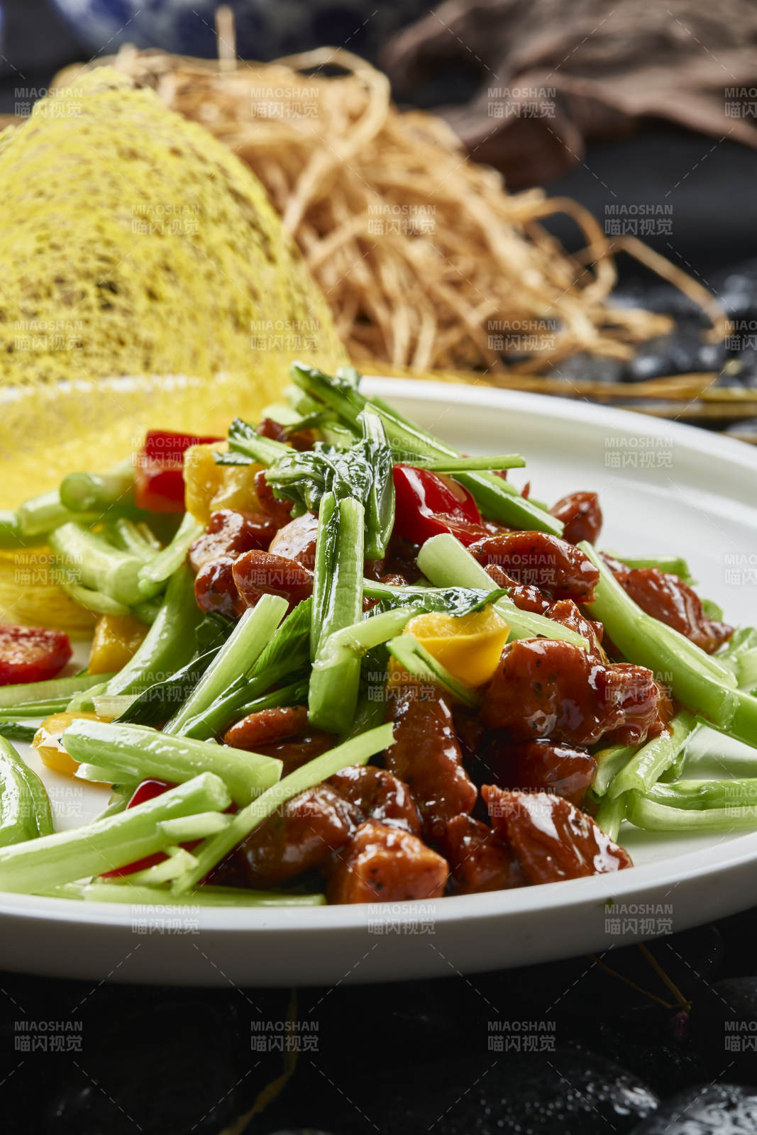 白色瓷盘装的黑胡椒菜心牛仔粒图片