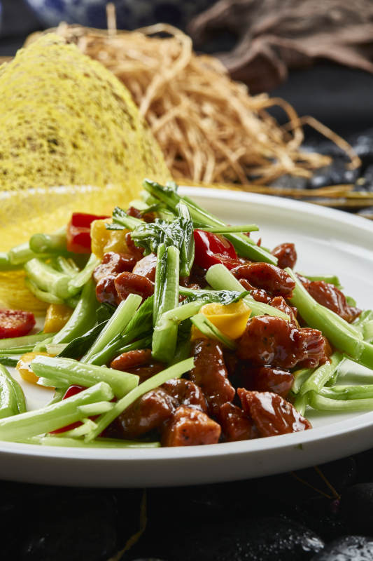 白色瓷盘装的黑胡椒菜心牛仔粒图片