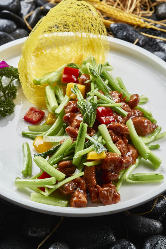 白色瓷盘装的黑胡椒菜心牛仔粒图片