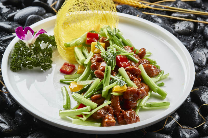 白色瓷盘装的黑胡椒菜心牛仔粒图片