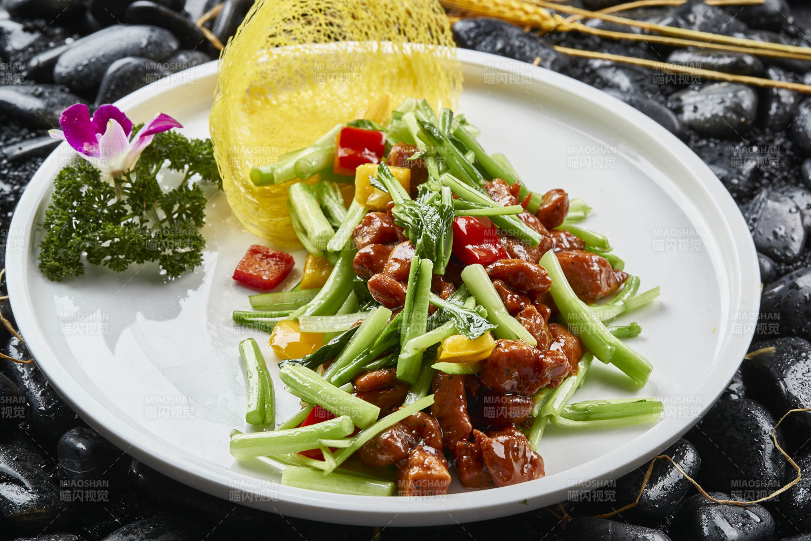 白色瓷盘装的黑胡椒菜心牛仔粒图片