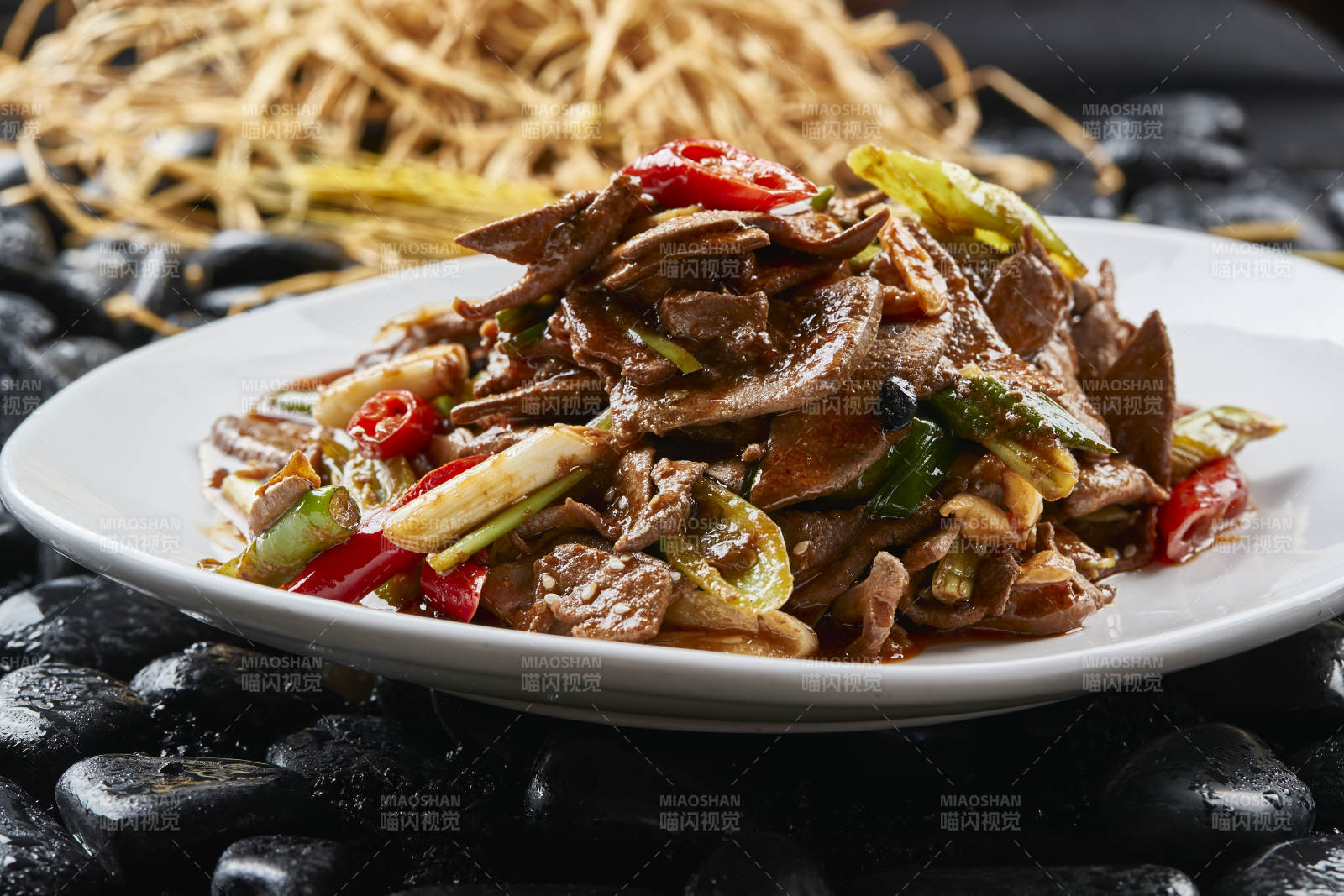 白色瓷盘装的湘菜土匪猪肝图片