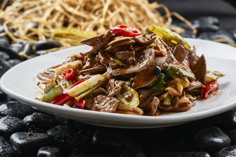 白色瓷盘装的湘菜土匪猪肝图片