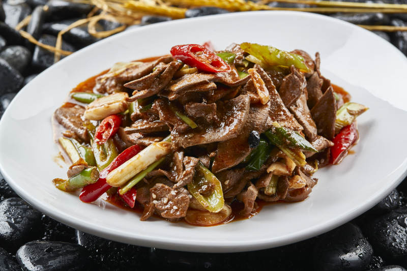 白色瓷盘装的湘菜土匪猪肝图片