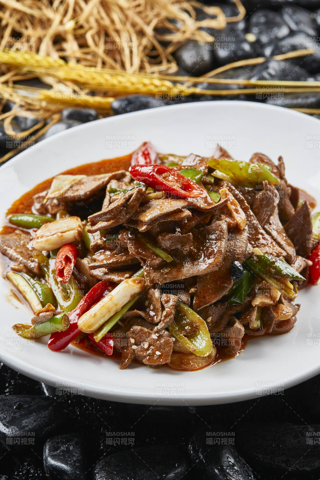 白色瓷盘装的湘菜土匪猪肝图片