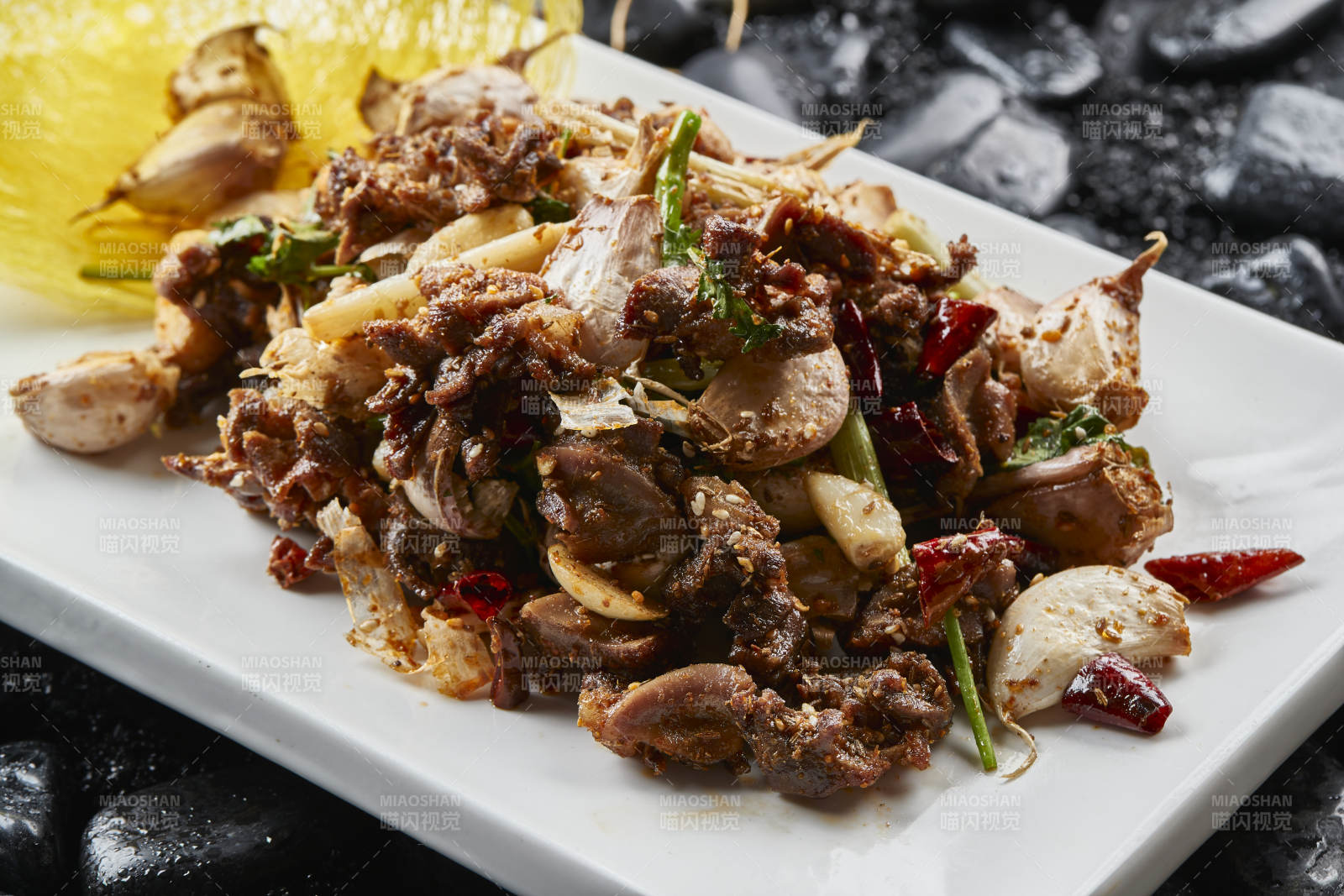 白色瓷盘装的的孜然辣椒毛蒜烧鸡胗图片
