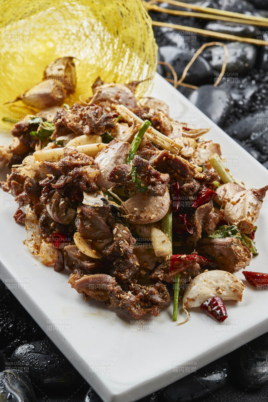 白色瓷盘装的的孜然辣椒毛蒜烧鸡胗图片