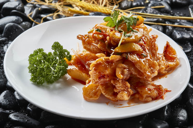 白色瓷盘装的东北传统菜锅包肉图片