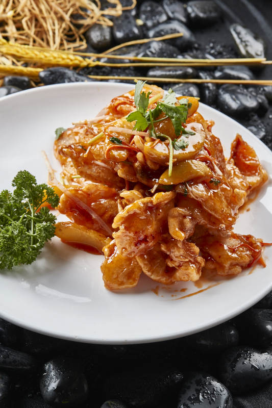 白色瓷盘装的东北传统菜锅包肉图片