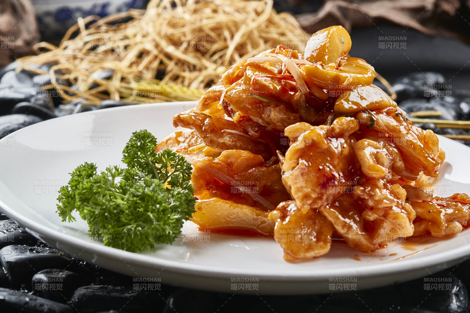 白色瓷盘装的东北传统菜锅包肉图片