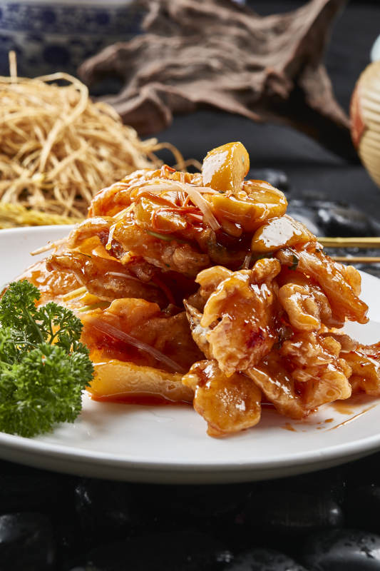 白色瓷盘装的东北传统菜锅包肉图片