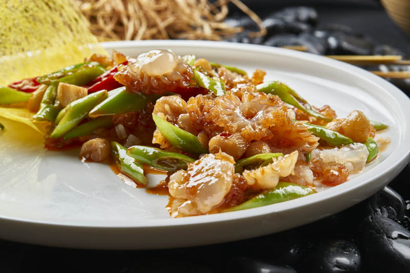 白色瓷盘装的青椒蒜烧大海葵图片