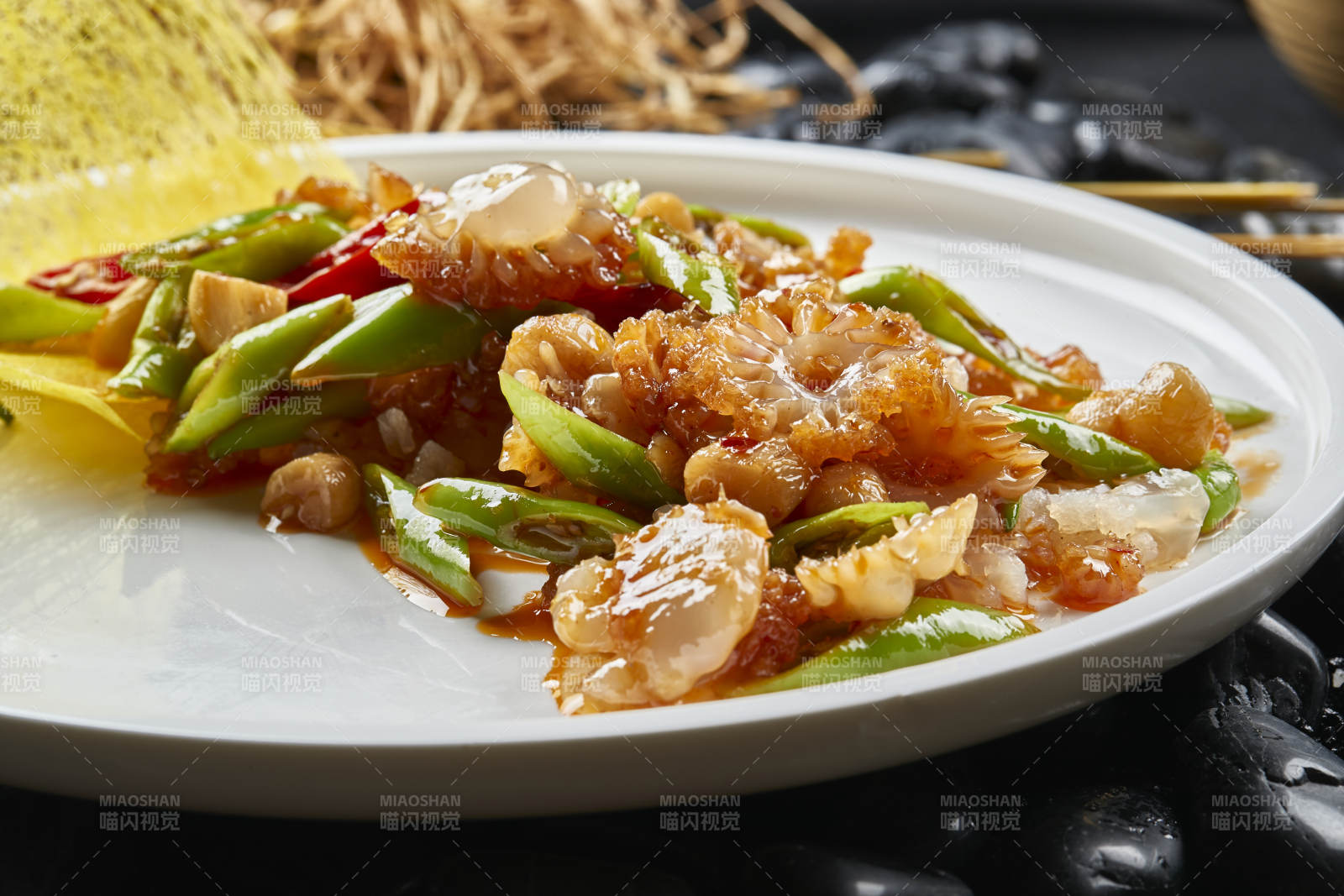 白色瓷盘装的青椒蒜烧大海葵图片