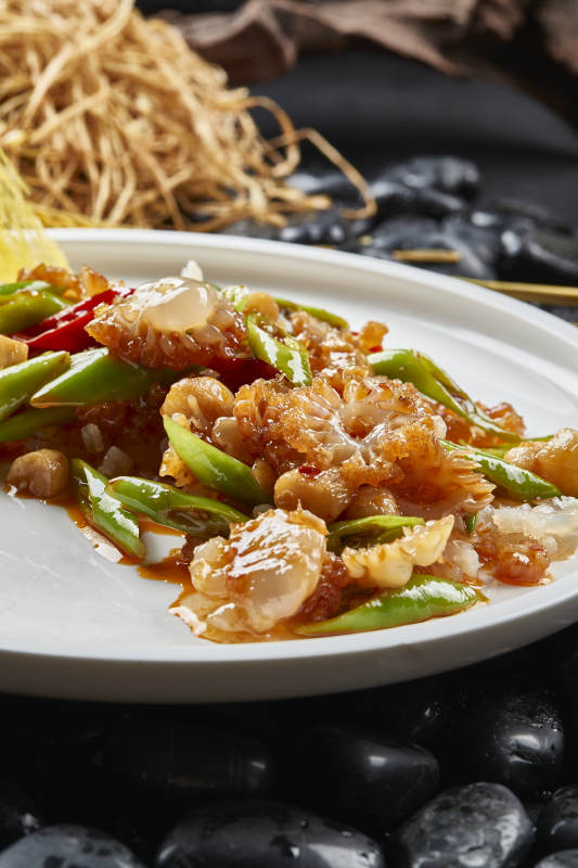 白色瓷盘装的青椒蒜烧大海葵图片