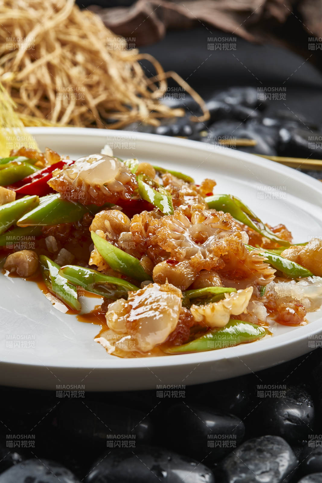 白色瓷盘装的青椒蒜烧大海葵图片