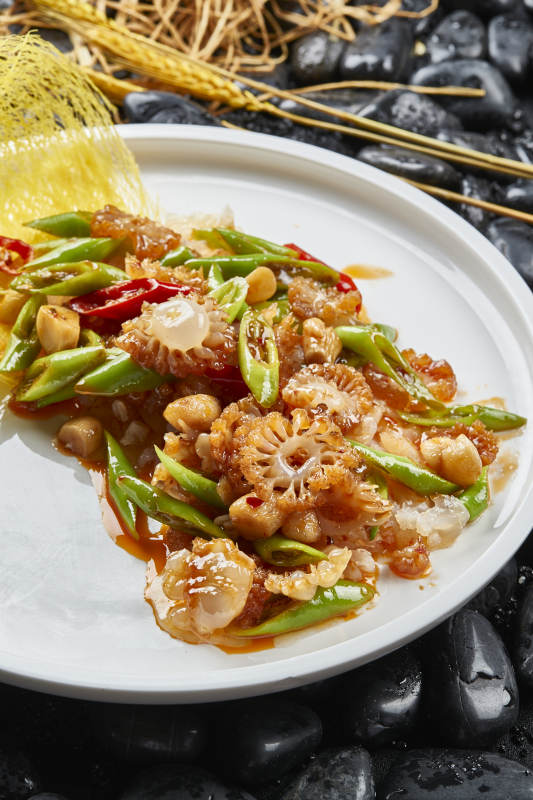 白色瓷盘装的青椒蒜烧大海葵图片