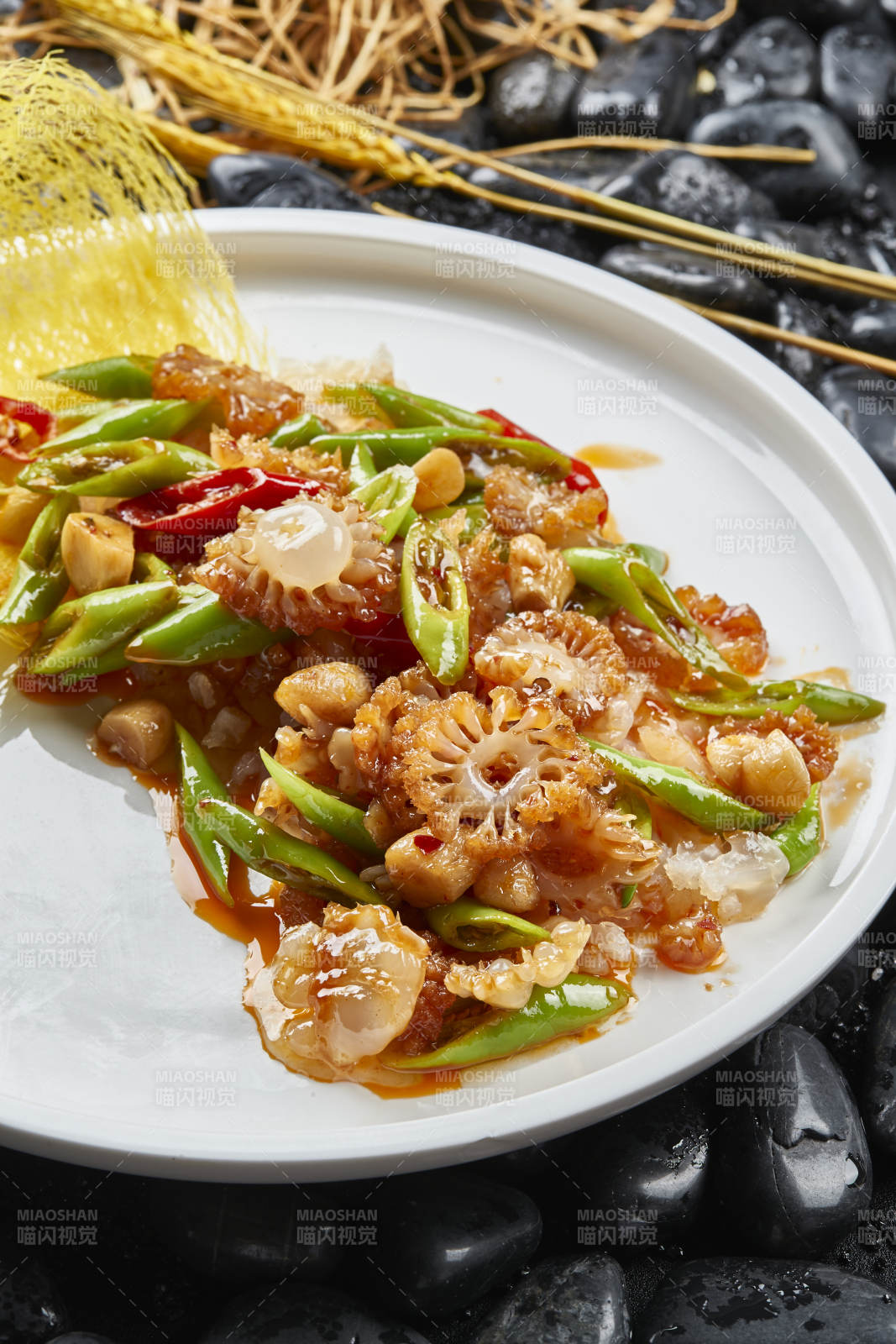 白色瓷盘装的青椒蒜烧大海葵图片