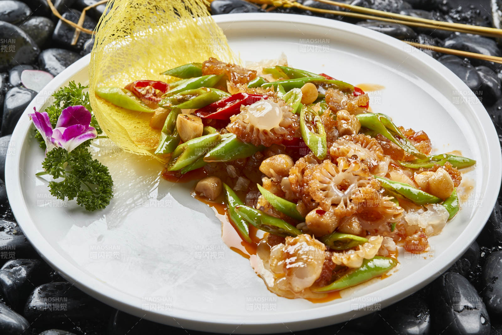 白色瓷盘装的青椒蒜烧大海葵图片