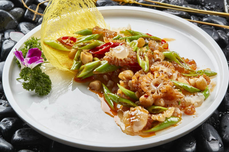 白色瓷盘装的青椒蒜烧大海葵图片