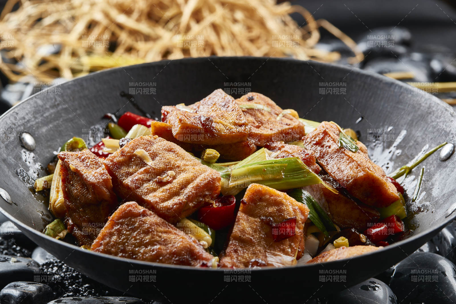 辣椒青蒜锅仔油炸豆腐图片