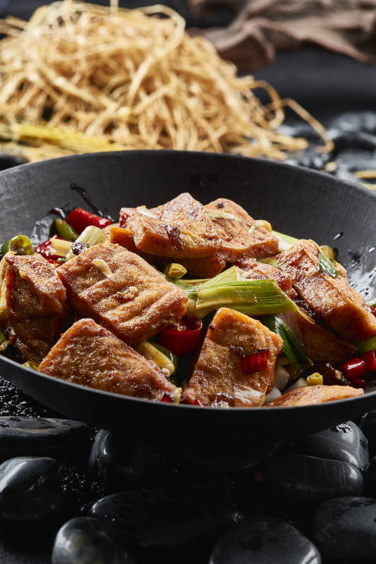 辣椒青蒜锅仔油炸豆腐图片