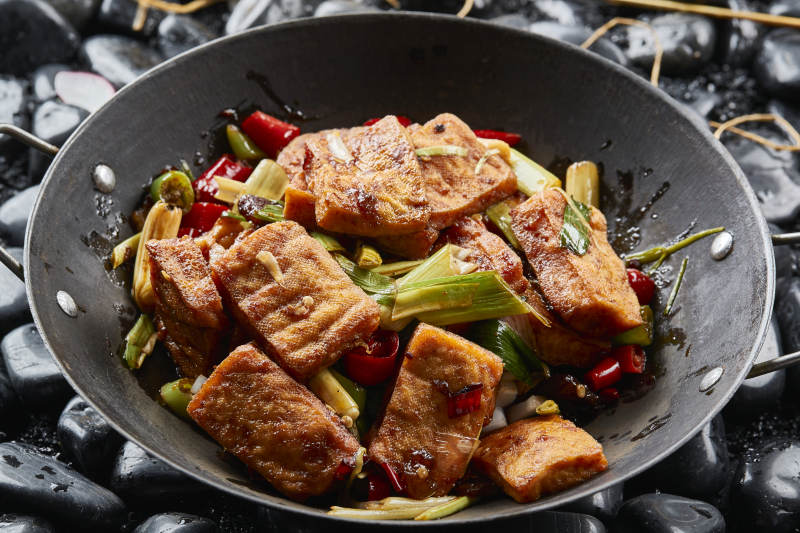 辣椒青蒜锅仔油炸豆腐图片