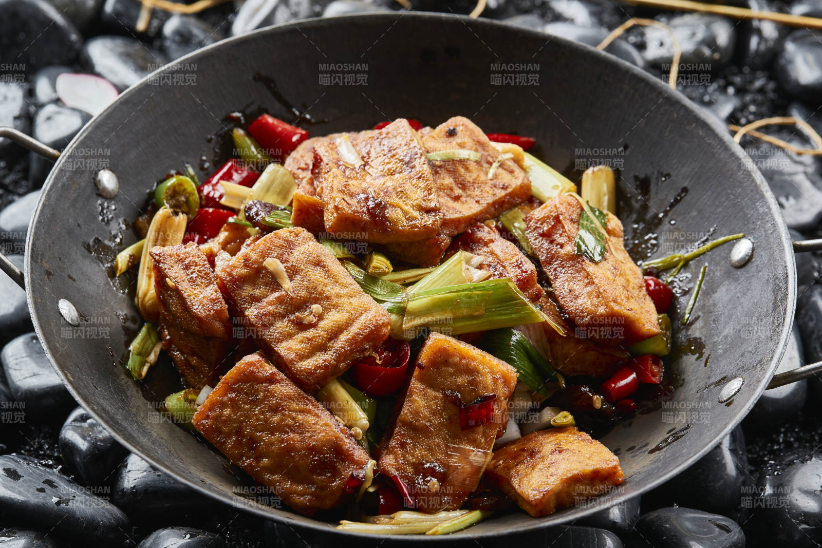 辣椒青蒜锅仔油炸豆腐图片