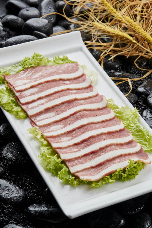 烤肉食材培根肉片图片