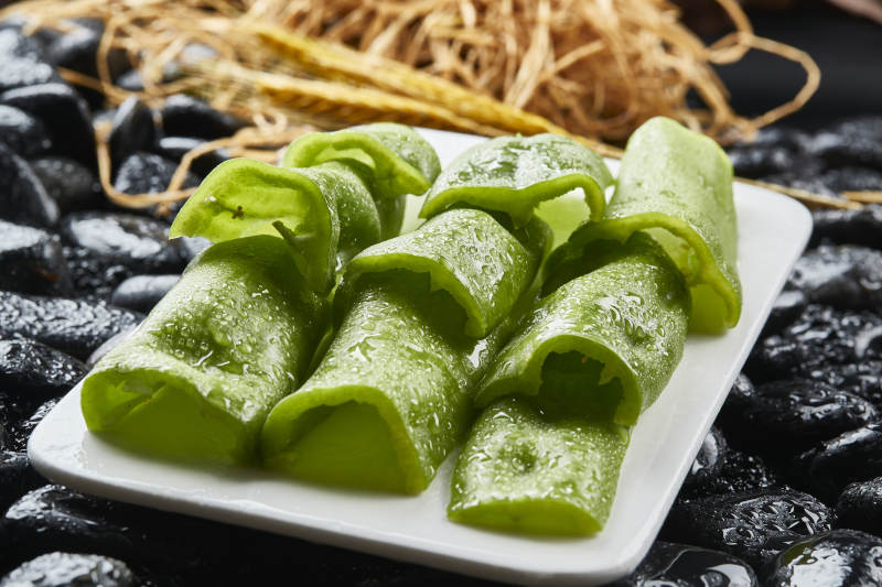 白色瓷盘装的烤肉食材青辣椒段图片